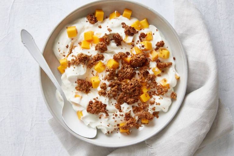 Cagliata di mango con crumble di crusca di grano