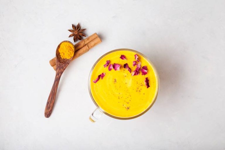 Crea il latte dorato tu stesso: ricetta semplice