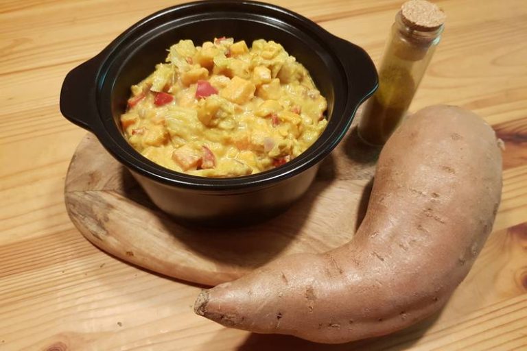 Curry di cavolo savoia vegano con ricetta di patate dolci