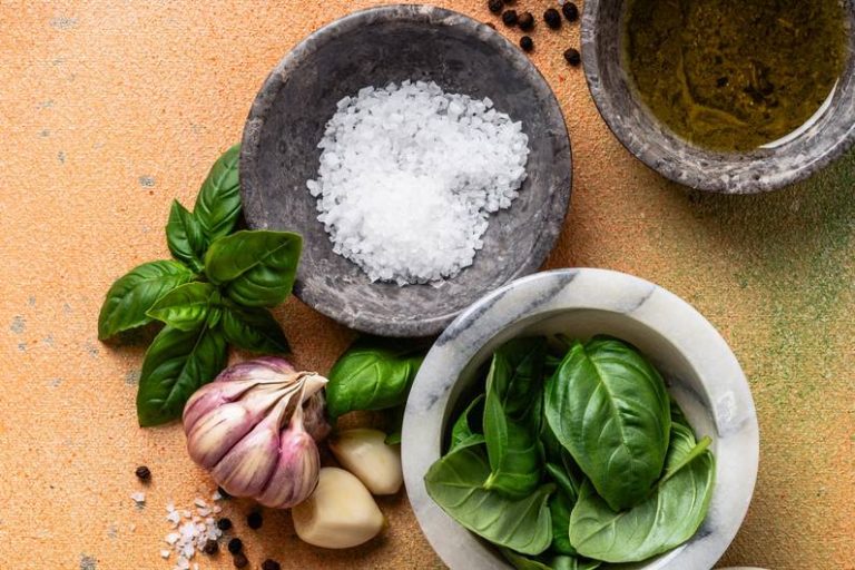 Fai tu stesso il sale di basilico: ecco come la ricetta ha successo