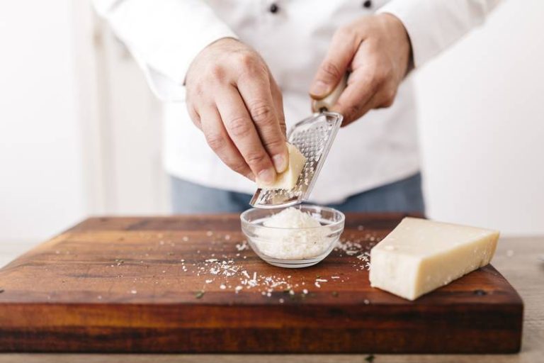 Già lo sapeva? Con un trucco di pasta, il parmigiano rimane fresco per molto più tempo