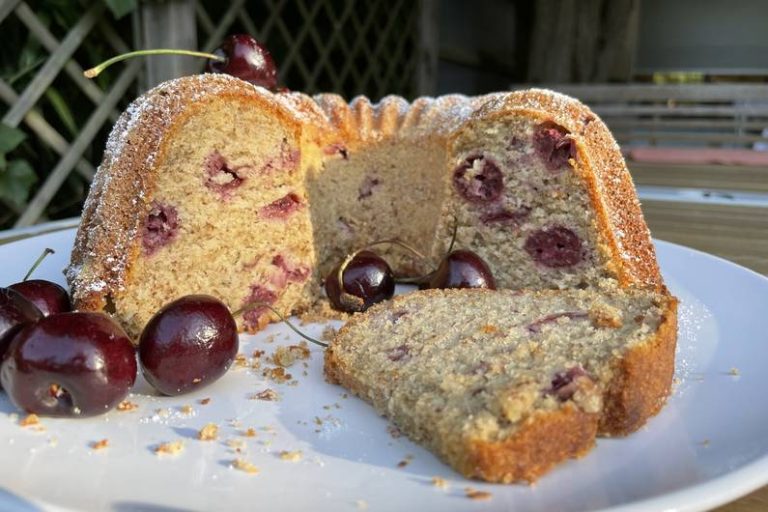 Gugelhupf con yogurt e ricetta di ciliegia