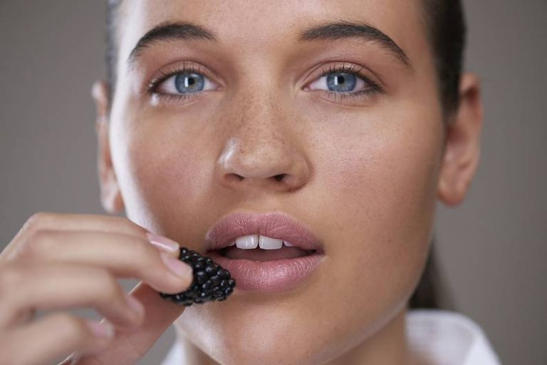 Mangiare sano per la bella pelle: i migliori consigli di esperti