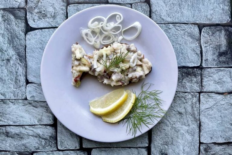 Matjes Tatar sulla ricetta Pumpernickel – Fit per divertimento