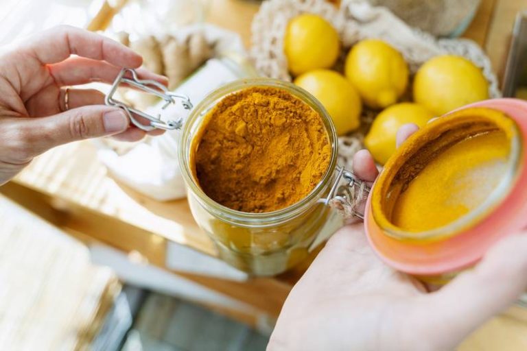 Migliora la salute congiunta con la curcuma