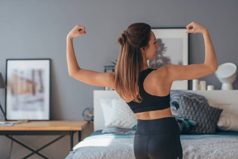 Sbarazzati le braccia delle armi: allenamento di 10 minuti per la parte superiore delle braccia strette