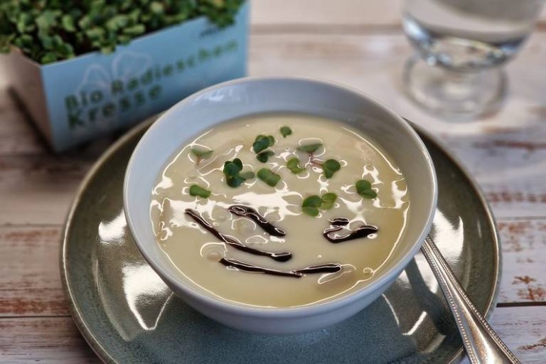 Zuppa di crema di asparagi fatta di ricetta della ciotola – adatto al divertimento