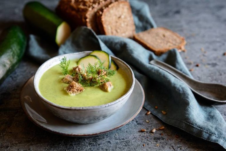 Zuppa di zucchine con limone e light, cremoso, vegano