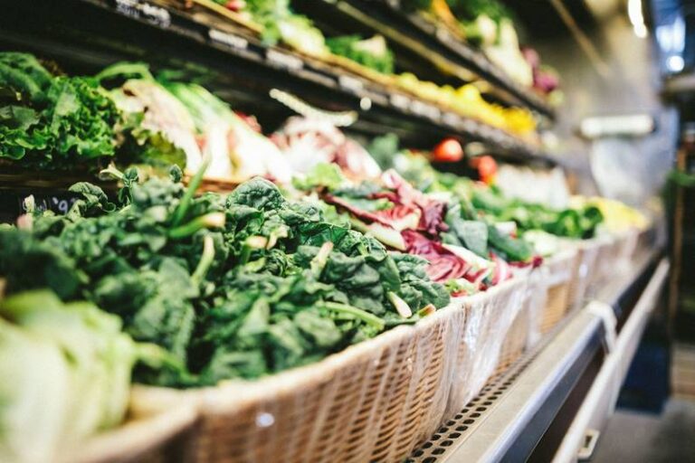 Chiunque consuma un sacco di verdure a foglia verde rimane più in forma in età avanzata