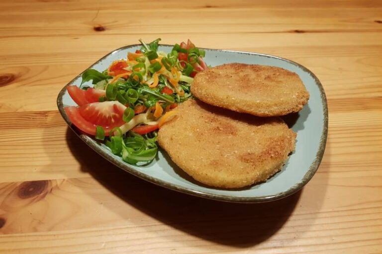 Kohlrabischnitzel vegano con ricetta insalata