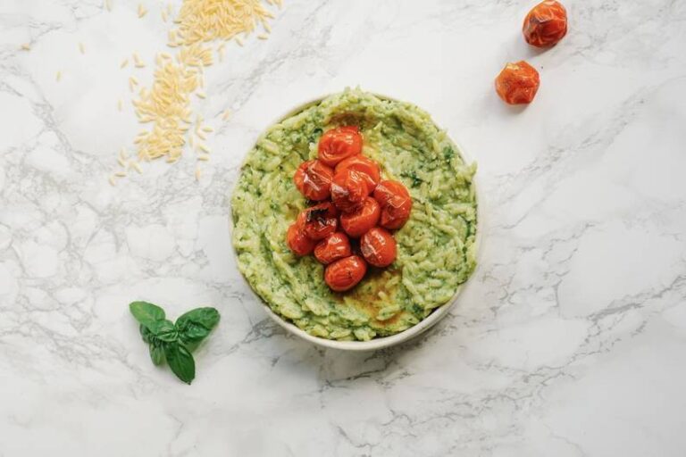 Pesto verde orzo insalata ricetta adatta per divertimento