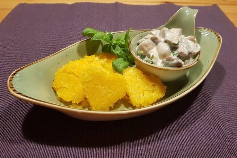 Polenta con ricetta di funghi di basilico – adatto al divertimento
