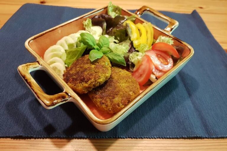 Polpette di piselli vegani con ricetta insalata