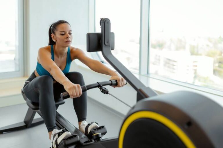 Questi sono i 7 allenamenti di canottaggio più efficaci per la combustione dei grassi