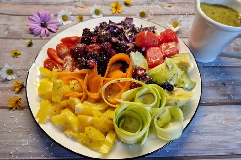 Ricetta colorata di insalata arcobaleno – adatto al divertimento