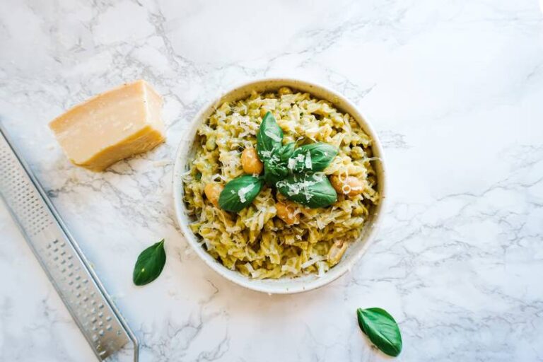 Ricetta di zucchine-herbs-herbs ad alta proteina per divertimento