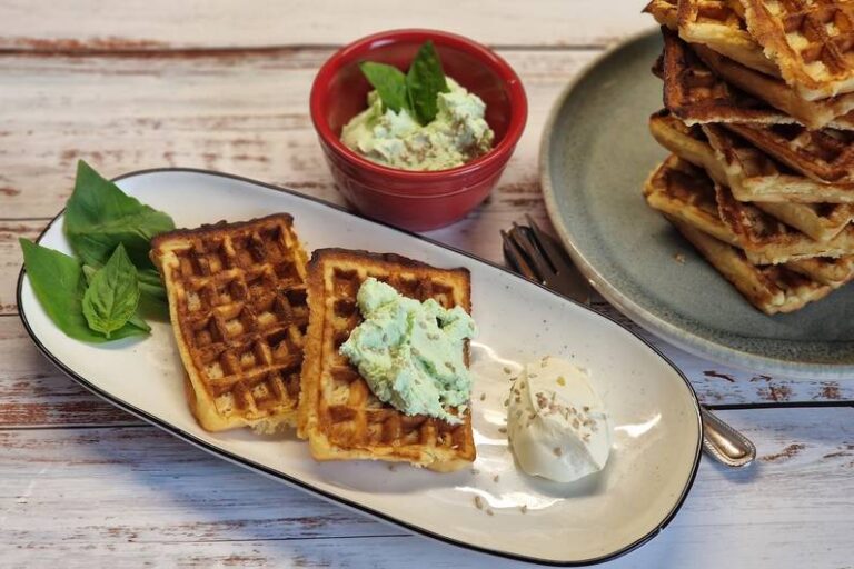 Waffle di patate dolci abbondanti con una ricetta di immersione eredità