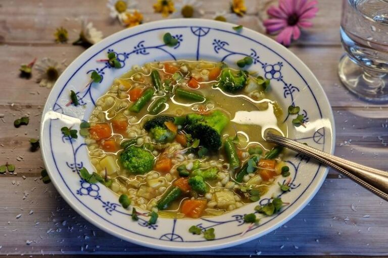 Zuppa d’orzo vegana con molta ricetta vegetale