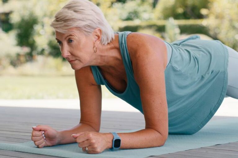 Allenamento dei muscoli addominali per le donne over 50: i migliori esercizi