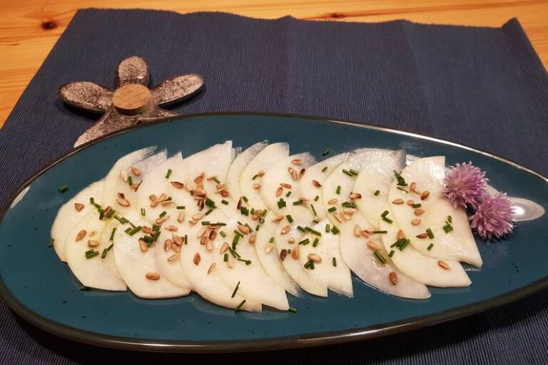 Carpaccio di cavolo rapa come antipasto estivo