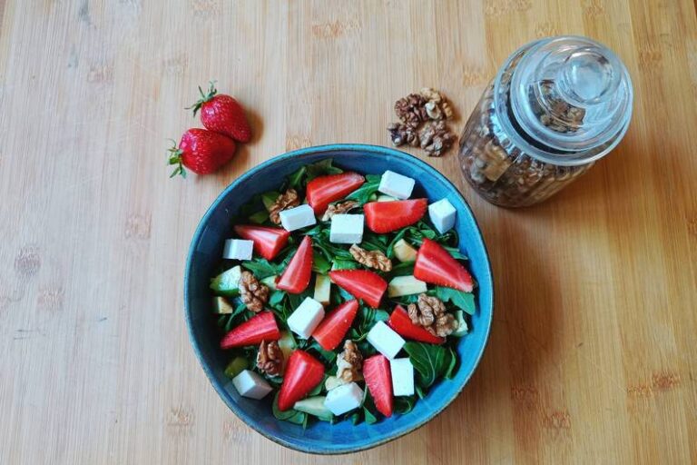 Insalata di rucola-erdbeer con ricetta di formaggio di capra per divertimento