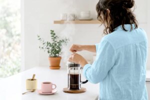 Fa male bere il caffè a stomaco vuoto? Cosa dicono gli esperti sanitari